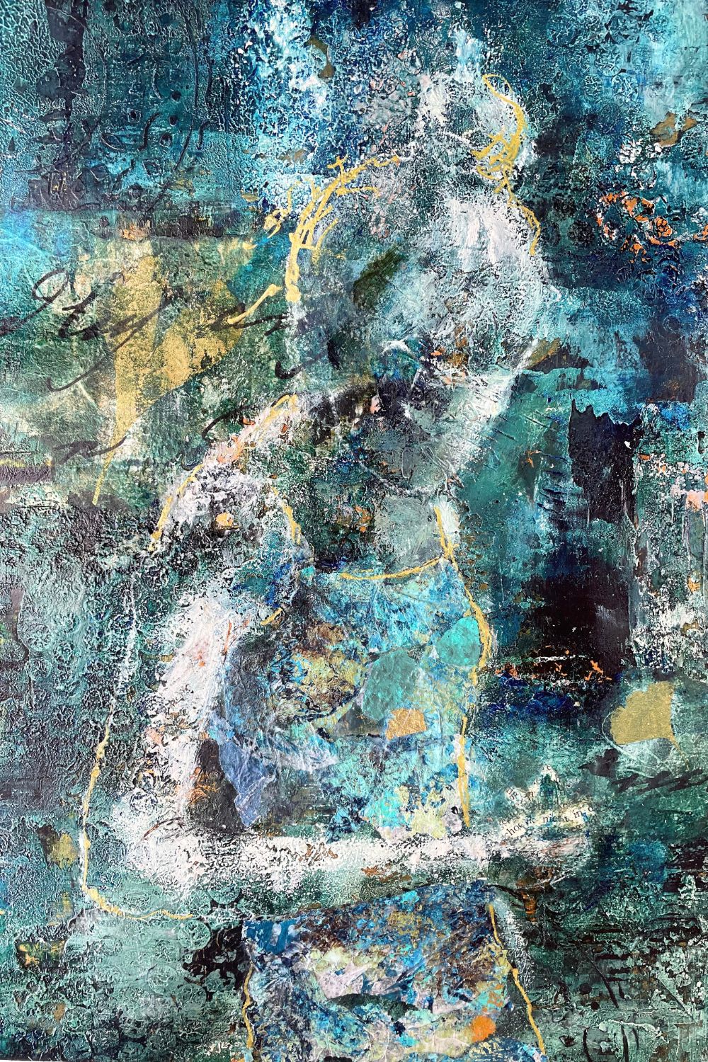 Een detail van lagen turquoise acrylverf met losse gouden accenten