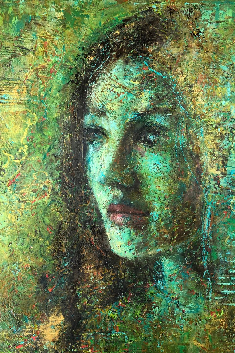 Een expressief geschilderd portret met groene, turquoise en gouden structuren